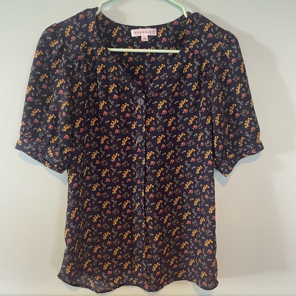DownEast Tops - EUC Downeast floral button down puff sleeve blouse